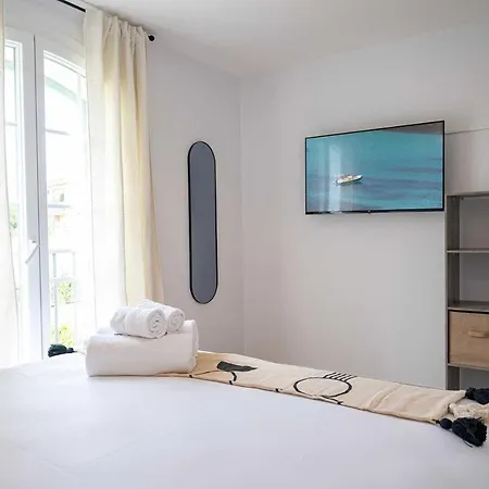 Sublime Flat With Parking And Swimming Pool - Centre Of St Tropez- 2br6p *